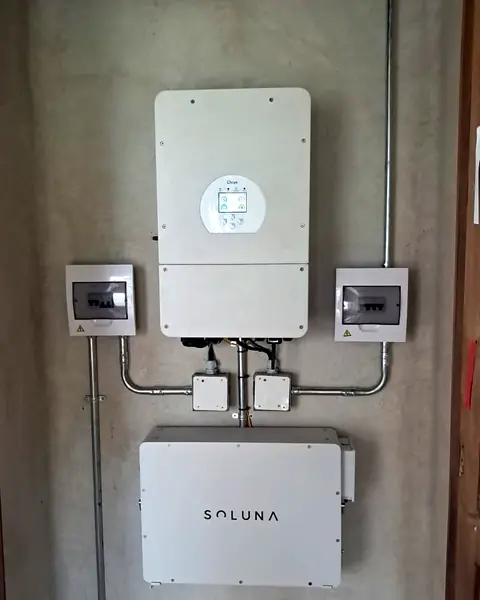 Respaldo con baterías — Inversor híbrido y banco de litio — Metalworks Energy