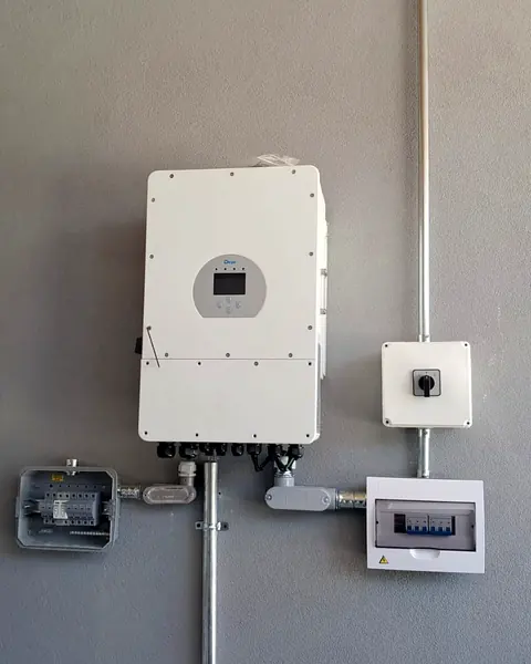 Inversor híbrido — Protecciones DC, AC y transferencia manual — Metalworks Energy