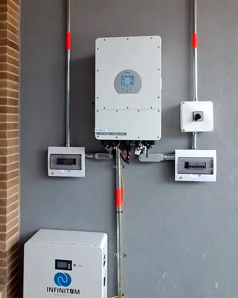 Energía de respaldo — Inversor con batería de 51,2 V en vivienda — Metalworks Energy