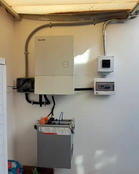 Inversor y batería — Instalación compacta en cuarto de servicio — Metalworks Energy